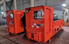 新疆礦用12噸鋰電池電機(jī)車發(fā)往金屬礦