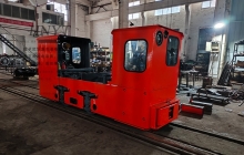 新疆變頻調(diào)速5噸蓄電池湘潭電機(jī)車裝車發(fā)貨
