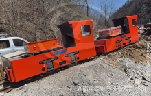 新疆一批5噸湘潭鋰電池電機(jī)車抵達(dá)礦山現(xiàn)場